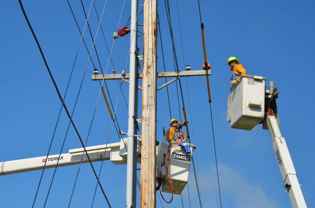 Workers Getting Power Lineman Jobs in Canada